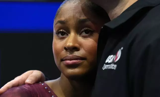 (美聯社圖片/Patrick Post) 美國選手斯凱布萊克利與她的教練於2026年10月23日周五，在荷蘭鹿特丹舉行的世界體操錦標賽女子全能決賽中，完成自由體操比賽後等待分數。 AP圖片