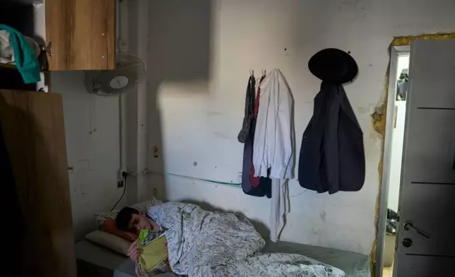 一名極端正統猶太學院學生在以色列貝內貝拉克，以色列最著名的猶太學院波內維茲的房間內午休。2026年2月11日周三。(美聯社圖片/Ohad Zwigenberg) AP圖片