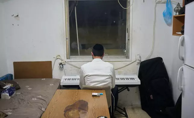 一名極端正統猶太學院學生在以色列貝內貝拉克，以色列最著名的猶太學院波內維茲的房間內彈奏電子琴。2026年5月11日周一。(美聯社圖片/Ohad Zwigenberg) AP圖片