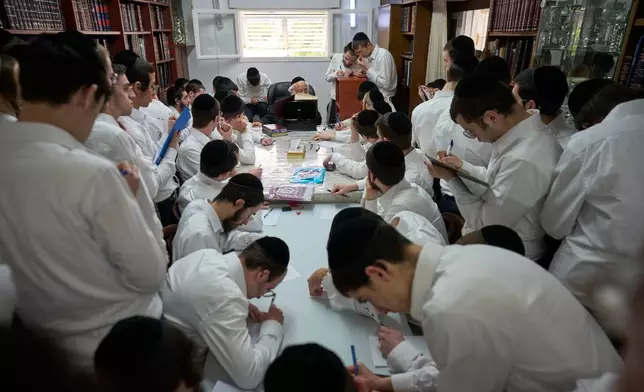 極端正統猶太學院學生在以色列貝內貝拉克的波內維茲猶太學院聆聽拉比講課。2026年5月6日周三。(美聯社圖片/Ohad Zwigenberg) AP圖片