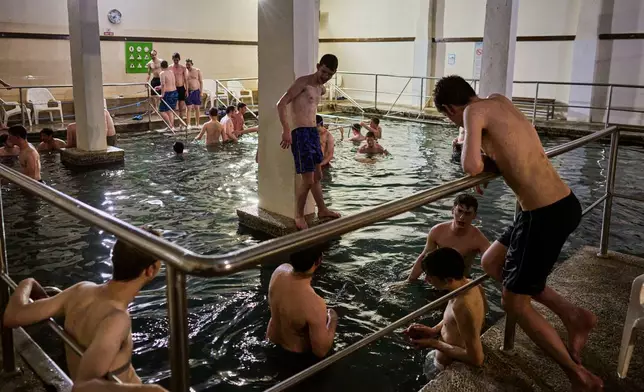 極端正統猶太學院學生在以色列北部哈馬特加德爾溫泉的泳池中沐浴，度過他們的bein hazmanim學期假期。2026年7月27日周一。(美聯社圖片/Ohad Zwigenberg) AP圖片