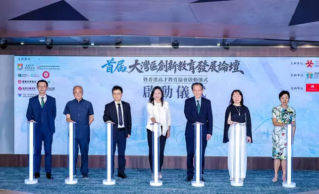 左起：英華書院校長陳狄安、香港教育局原局長吳克儉、香港高才基金會會長及香港高才教育協會會長鄭豐、香港理工大學協理副校長（大學發展）羅璇、灼見名家傳媒社長及行政總裁文灼非、香港高才教育協會秘書長柳松、香港高才教育協會傳承規劃委員會主任陳毓秀。