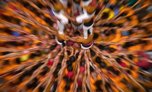 Castellers Sagals d'Osona隊成員，在2026年10月5日周六西班牙塔拉戈納舉行的第三十屆疊人塔比賽中，搭建「疊人塔」。(美聯社圖片/Emilio Morenatti) AP圖片