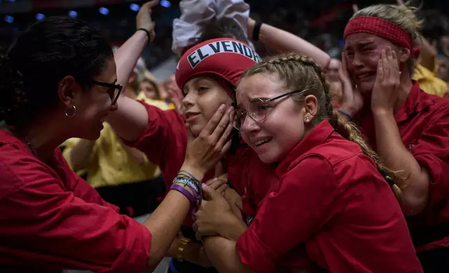 Castellers Nens del Vendrell隊成員，在2026年10月5日周六西班牙塔拉戈納舉行的第三十屆疊人塔比賽中，完成「疊人塔」後作出反應。(美聯社圖片/Emilio Morenatti) AP圖片