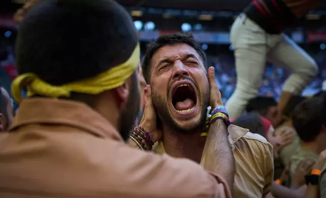 Castellers Xiquets de Reus隊成員，在2026年10月4日周日西班牙塔拉戈納舉行的第三十屆疊人塔比賽中，完成「疊人塔」後作出反應。(美聯社圖片/Emilio Morenatti) AP圖片