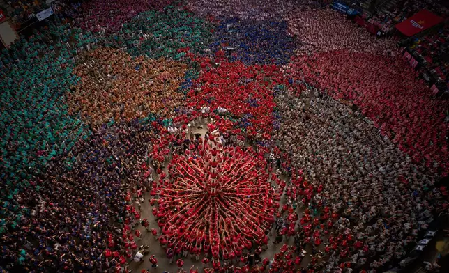 Castellers Joves de Valls隊成員，在2026年10月4日周日西班牙塔拉戈納舉行的第三十屆疊人塔比賽中，搭建「疊人塔」。(美聯社圖片/Emilio Morenatti) AP圖片