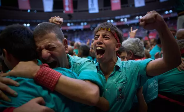 Castellers de Vilafranca隊成員，在2026年10月4日周日西班牙塔拉戈納舉行的第三十屆疊人塔比賽中，完成「疊人塔」後作出反應。(美聯社圖片/Emilio Morenatti) AP圖片