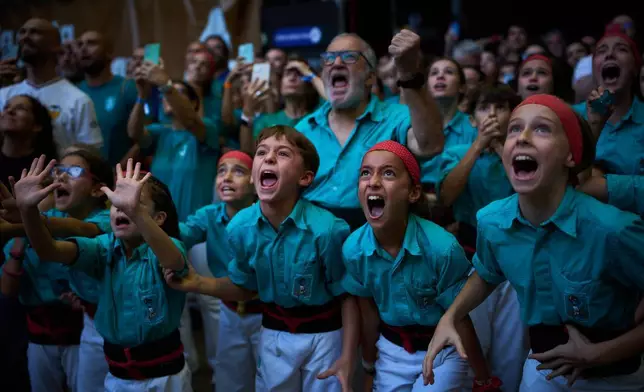 Castellers Joves de Valls隊成員，在2026年10月4日周日西班牙塔拉戈納舉行的第三十屆疊人塔比賽中，嘗試搭建「疊人塔」時跌倒。(美聯社圖片/Emilio Morenatti) AP圖片