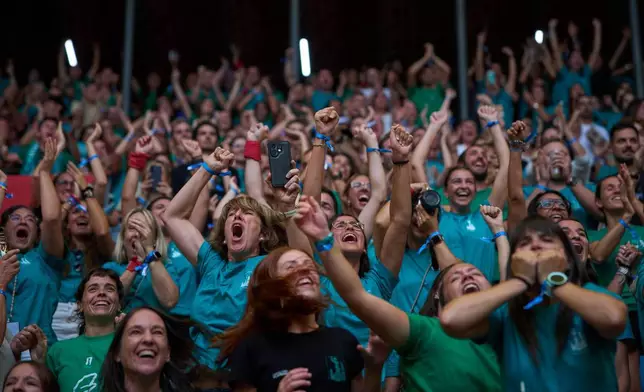 Castellers de Vilafranca隊的支持者，在2026年10月4日周日西班牙塔拉戈納舉行的第三十屆疊人塔比賽中，於隊伍完成「疊人塔」後作出反應。(美聯社圖片/Emilio Morenatti) AP圖片