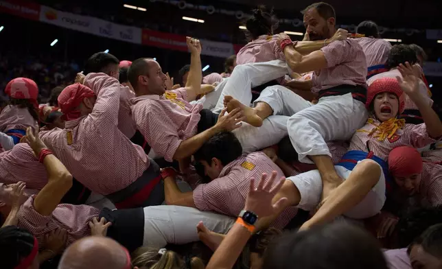 Castellers Xiquets de Tarragona隊成員，在2026年10月4日周日西班牙塔拉戈納舉行的第三十屆疊人塔比賽中，嘗試搭建「疊人塔」時跌倒。(美聯社圖片/Emilio Morenatti) AP圖片