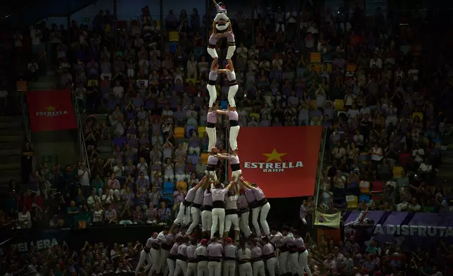 Castellers Jove de Tarragona隊成員，在2026年10月4日周日西班牙塔拉戈納舉行的第三十屆疊人塔比賽中，搭建「疊人塔」。(美聯社圖片/Emilio Morenatti) AP圖片
