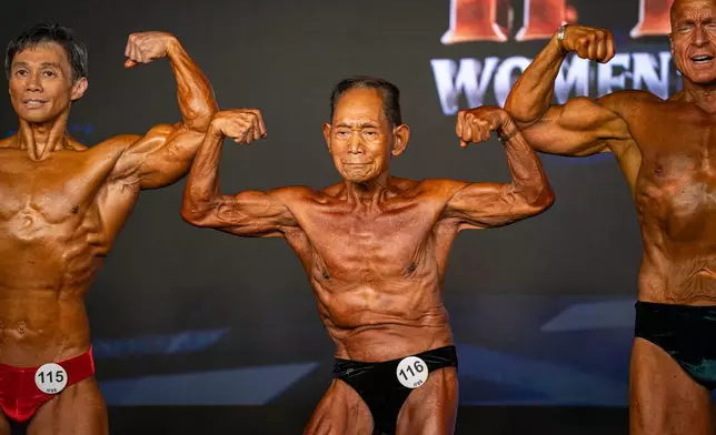 90歲日本健美運動員金澤利輔（中），於2026年10月30日周五，在西班牙聖蘇珊娜舉行的2026年IFBB世界健身及健美錦標賽中參賽。(美聯社圖片/Pau Venteo) AP圖片