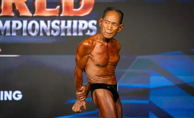 90歲日本健美運動員金澤利輔，於2026年10月30日周五，在西班牙聖蘇珊娜舉行的2026年IFBB世界健身及健美錦標賽中參賽。(美聯社圖片/Pau Venteo) AP圖片