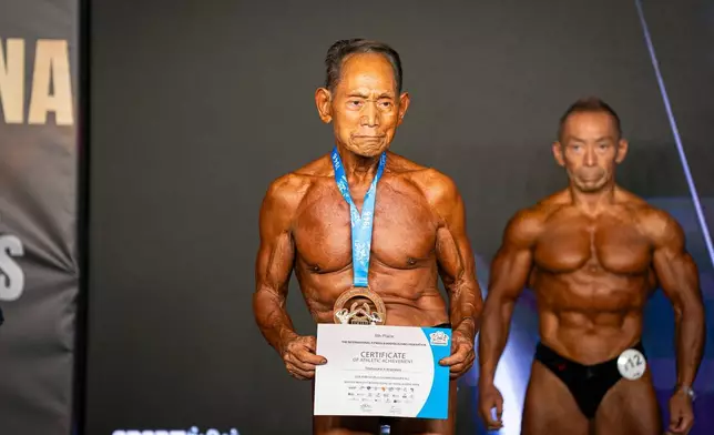 90歲日本健美運動員金澤利輔，於2026年10月30日周五，在西班牙聖蘇珊娜舉行的2026年IFBB世界健身及健美錦標賽參賽後，保持其名銜。(美聯社圖片/Pau Venteo) AP圖片