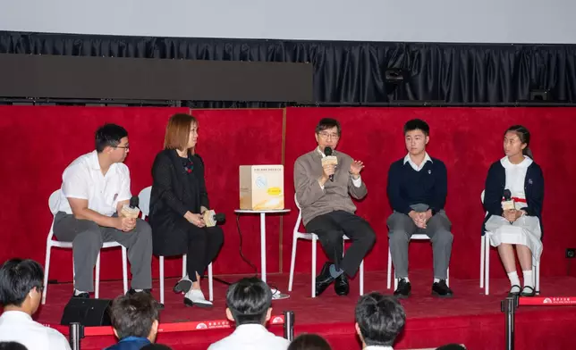 有學生擔心人類會被 AI 取代，袁國勇教授認為人類擁有天馬行空的原 創想像力，這是 AI 無法比擬的。（圖片由未來科學大獎基金會提供）
