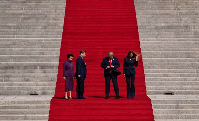 2026年9月25日周五，總統特朗普（中右）、第一夫人梅拉尼婭·特朗普（右）、中國國家主席習近平（中左）及其夫人彭麗媛抵達華盛頓國家檔案館博物館後，準備在台階上合照。(美聯社圖片/Julia Demaree Nikhinson) AP圖片