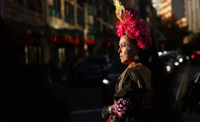 Yolanda Ybarra 周五（2026年10月23日）在西雅圖派克市場的亡靈節慶祝活動期間，走向市場入口。(美聯社圖片/Lindsey Wasson) AP圖片