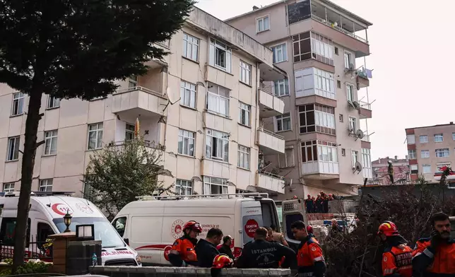 消防員及救援隊伍成員在伊斯坦堡一幢局部倒塌的七層高大廈旁工作，攝於2026年10月8日周四。(美聯社圖片/Abdullah Tepeli/DIA Photo) AP圖片