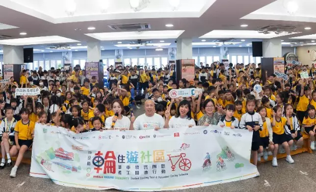 蝦頭與瑪姬聯同活動召集人楊英瀚議員以及慈航學校楊冬梅校長與600位師生合影留念
