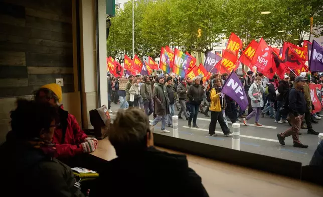 民眾在法國奧爾良一間酒吧內，觀看極右翼國民聯盟（RN）大會場邊的示威者，2026年10月24日周六。(美聯社圖片/Teresa Suarez) AP圖片