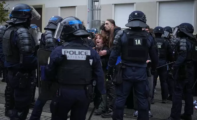 一名示威者在法國里昂一場反對生活成本上漲的示威中向警員叫喊，2026年10月24日周六。(美聯社圖片/Laurent Cipriani) AP圖片