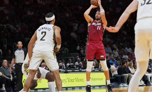 邁阿密熱火隊後衛兼前鋒奇利湯遜（11號）在NBA盃籃球賽上半場於印第安納溜馬隊後衛安德魯尼姆哈德（2號）上方投籃。這次比賽於2026年10月30日周五在邁阿密舉行。(美聯社圖片/Lynne Sladky) AP圖片