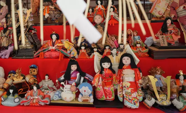 周二（2026年10月13日），東京大六天榊神社舉行玩偶紀念儀式，展示主人不再使用的玩偶及毛絨玩具。(美聯社圖片/Eugene Hoshiko) AP圖片