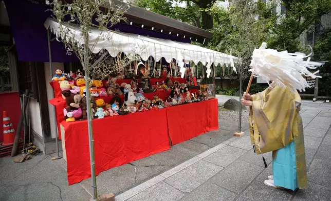 周二（2026年10月13日），東京大六天榊神社舉行玩偶紀念儀式，一名神道教祭司在玩偶及毛絨玩具前進行淨化儀式。(美聯社圖片/Eugene Hoshiko) AP圖片