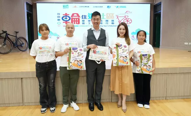 蝦頭與瑪姬聯同活動召集人楊英瀚議員、陳志誠校長以及社區導賞員交換紀念品