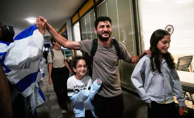 曾乘坐杜拜航空航班在沙特阿拉伯緊急降落的以色列乘客，周三（2026年9月30日）在以色列特拉維夫附近的本古里安國際機場抵達大堂獲歡迎。(美聯社圖片/Ohad Zwigenberg) AP圖片