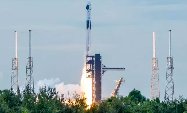 SpaceX「獵鷹9號」火箭載著四名太空人，於2026年10月1日周四，從佛羅里達州卡納維拉爾角卡納維拉爾角太空軍基地40號發射台升空。(美聯社圖片/John Raoux) AP圖片