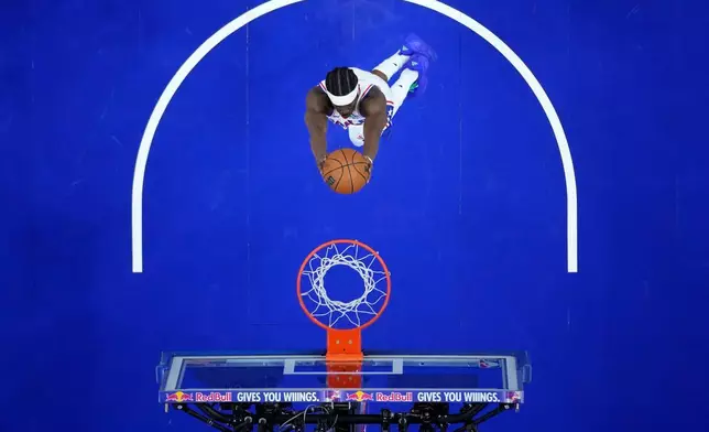 2026年10月5日周一，費城，NBA季前賽上半場，費城76人隊球員VJ·埃奇科姆在對陣紐約人隊的比賽中準備入樽。(美聯社圖片/Matt Slocum) AP圖片