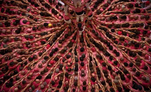 2026年10月4日周日，西班牙塔拉戈納，第30屆「人塔比賽」期間，Castellers Colla Vella隊伍成員築起「人塔」。(美聯社圖片/Emilio Morenatti) AP圖片