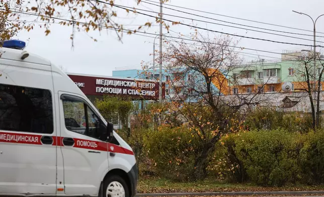 俄羅斯伊爾庫茨克市外舍列霍夫，一輛救護車駛過傳染病治療中心。攝於2026年10月8日周四。(美聯社圖片) AP圖片