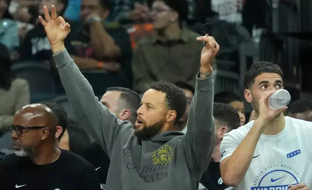 金州勇士隊的史提芬居里在鳳凰城一場對陣鳳凰城太陽隊的NBA籃球賽中，射入三分球後歡呼。攝於2026年10月24日周六。(美聯社圖片/Ross D. Franklin) AP圖片