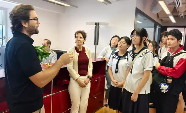 學生獲邀參訪瑞士駐港總領事館，與領事官員面對面交流，深入了解瑞士文化與雙邊關係。
