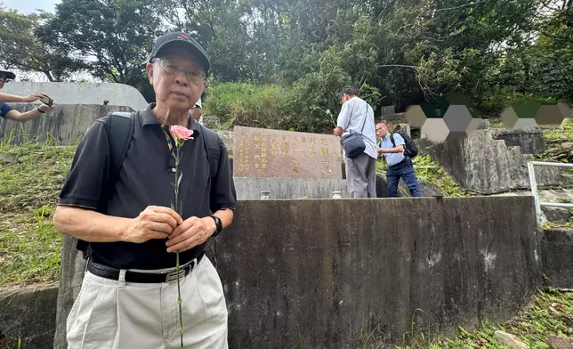 石中英向雙十暴動死難工人墓獻花。巴士的報記者攝