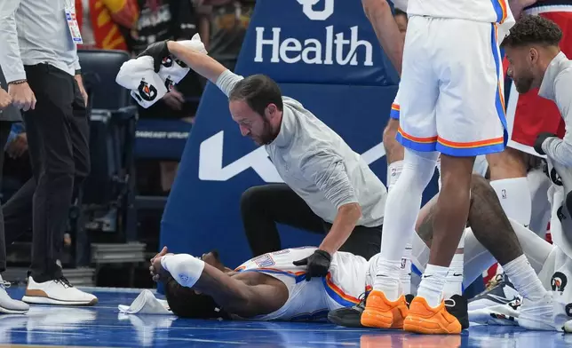 奧克拉荷馬城雷霆隊後衛傑倫威廉斯在2026年10月25日（周日）於奧克拉荷馬城舉行的一場對陣洛杉磯快艇隊的NBA籃球賽下半場，接受醫護人員治理。 (美聯社圖片/Kyle Phillips) AP圖片