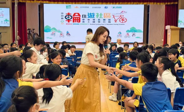 瑪姬獻唱個人派台歌《重頭感覺》並與現場學生近距離互動