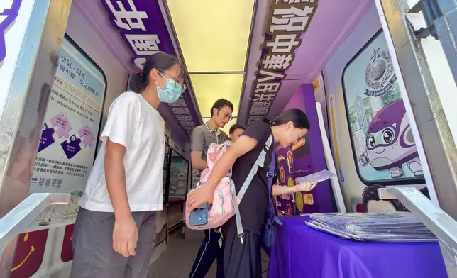 宣傳車內設有豐富的展覽內容，向公眾普及國家安全知識