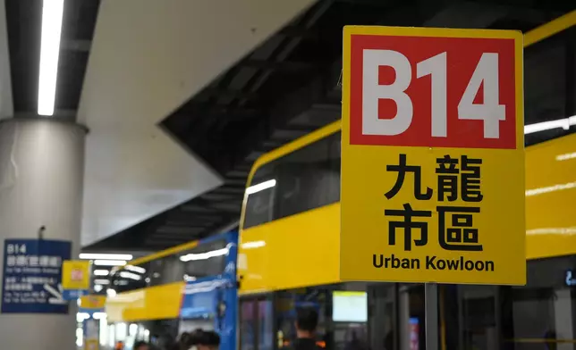 城巴B14往九龍市區站牌及城巴車輛