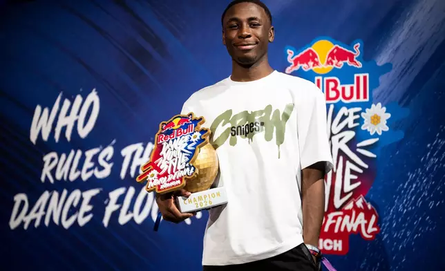 法國舞者 Willis 手持 2026 Red Bull Dance Your Style 世界總決賽冠軍獎盃