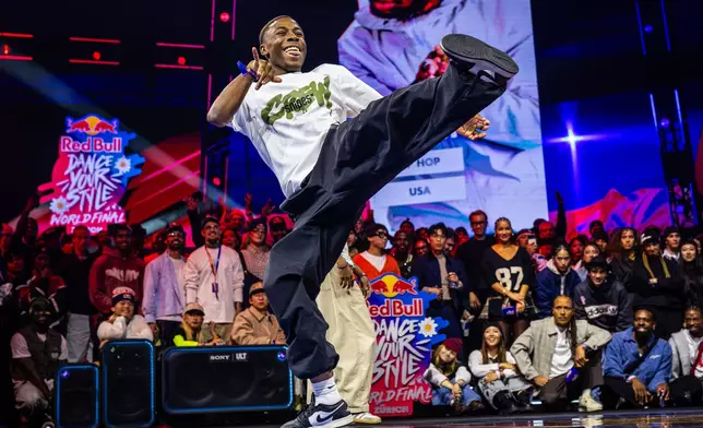 Willis 在 2026 Red Bull Dance Your Style 世界總決賽舞台上展現舞姿