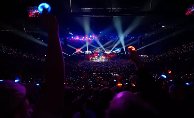 蘇黎世 Hallenstadion 體育館內 7,500 名現場觀眾高舉紅藍發光手環投票