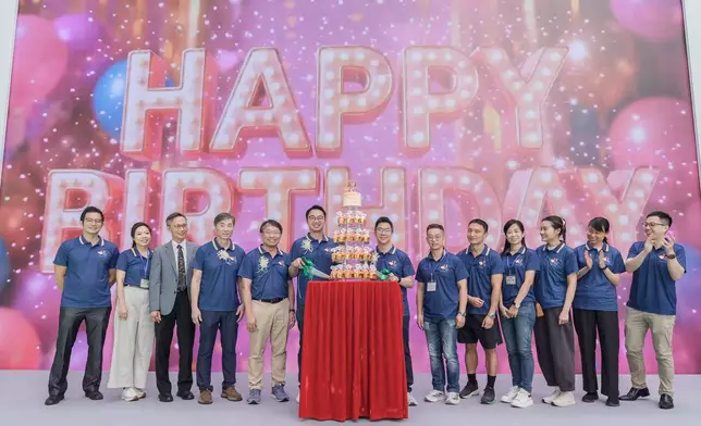 主禮嘉賓與團隊於台上合照慶祝