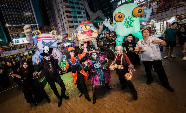 「旺角有落！朗豪坊萬聖節街頭派對」現場Cosplayer與大型充氣妖怪裝置合照