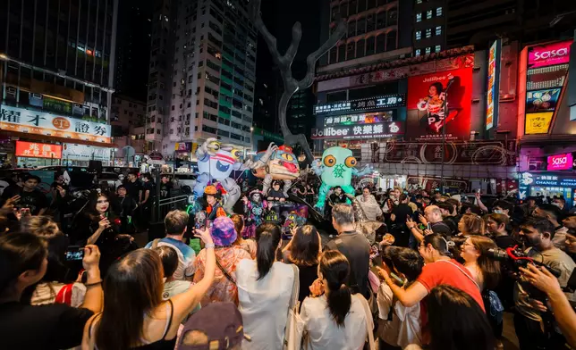 旺角街頭匯聚Cosplayer及原創港式妖怪裝置的熱鬧夜景