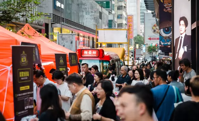 朗豪坊戶外派對攤位吸引大批市民旅客排隊參與