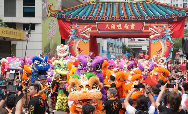 大角咀廟會醒獅匯聚巡遊表演