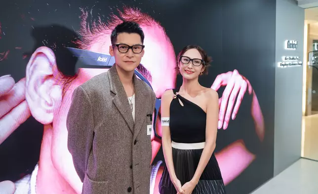 嘉賓陳家樂與湯怡佩戴Rokid Glasses AI智能眼鏡現身開幕活動